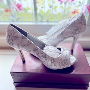 Brand New white and silver Signature Dyeable’s bridal Shoes 4”